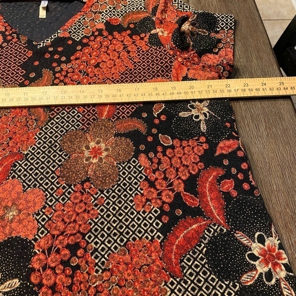 White Stag Woman's Plus Size XXL (20) Red Black Floral Textured Top Blouse. - Picture 8 of 9